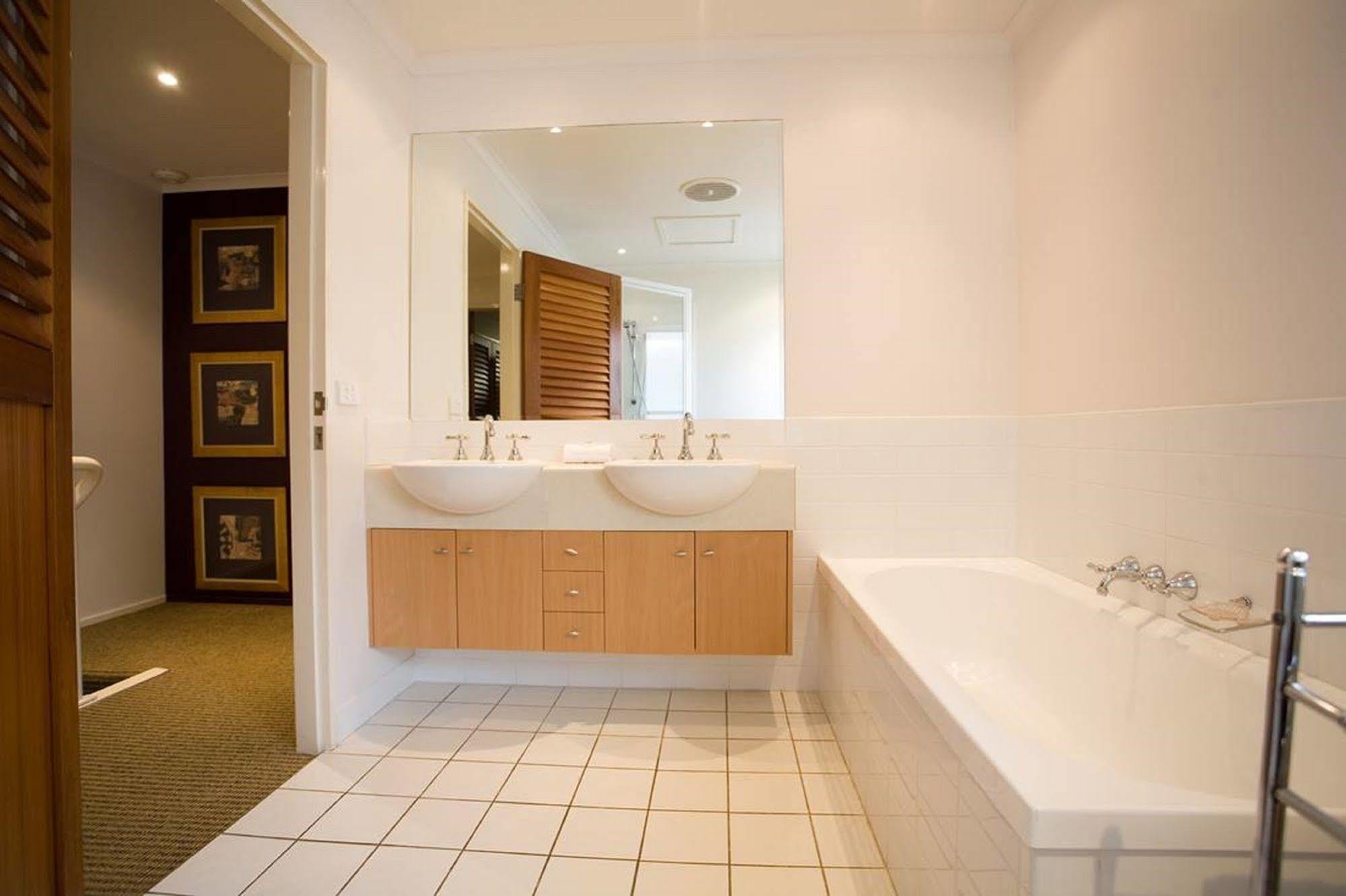Skippers Cove Waterfront Resort Noosaville Bagian luar foto